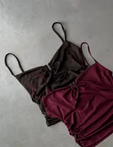 Top con breteles finos, escote en V y frunce en el centro con herraje metálico.