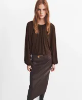 Blusa de manga larga color marrón oscuro con escote redondo y frunces frontales.