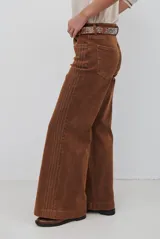 Jean de corte wide leg en color bordó, con costuras a contratono y diseño de cinco bolsillos.