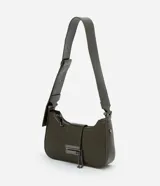 Cartera tipo baguette de la marca Satinato, confeccionada en poliuretano con acabado brillante. Presenta un diseño estructurado con correa ancha, cierre superior con cremallera y un detalle metálico frontal con cadena decorativa.