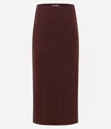 Pollera larga de poliéster color marrón con textura acanalada y cintura media.