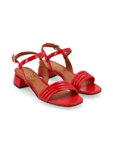 Sandalia roja de charol con taco bloque bajo y tiras finas en el empeine.