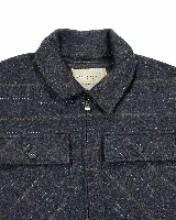 Chaqueta de paño Brooksfield con diseño de cuadros, cierre frontal con cremallera y dos bolsillos frontales con solapa y botón. Presenta cuello clásico y textura estructurada.