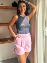 Short de lino color rosa claro con pinzas frontales y cintura alta.