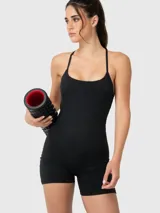 Enterito corto deportivo de ajuste al cuerpo, con tirantes finos y espalda cruzada. Confeccionado en tejido con tecnología Aloe Vera.