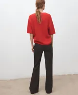 Chaleco de punto color rojo, con cuello redondo y diseño sin mangas.