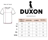 Remera de algodón a rayas horizontales rosas y grises, con cuello en V y logo bordado en el pecho.