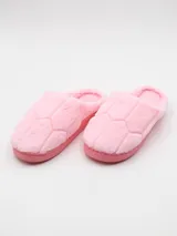 Pantuflas rosadas de tela suave con diseño acolchado.