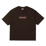 Remera marrón de algodón con estampado rosa que dice "VINNARE® RESPECTED Locally SOON Worldwide".