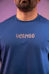 Remera azul con estampado frontal de la palabra "Hermod" en letras con efecto de fuego.