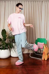 Remera celeste de algodón con logo de la marca Tranca estampado en rosa en el pecho.