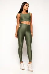 Calza deportiva de cintura alta, color verde militar, con acabado satinado y diseño ajustado.