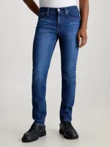 Jeans de corte slim tapered, color azul oscuro, con tiro medio, cinco bolsillos y cierre con cremallera.