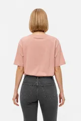 Remera negra de algodón con cuello redondo, manga corta y estampa frontal con texto en blanco.