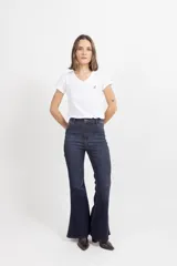 Remera de algodón gris melange con cuello en V y manga corta. Presenta un pequeño bordado en el pecho izquierdo.