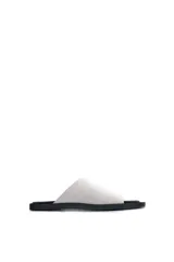 Sandalias de cuero color blanco con suela plana color negro.