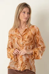 Camisa italiana estampada en seda y viscosa en tonos de ocre, con cuello mao y botones de nácar.