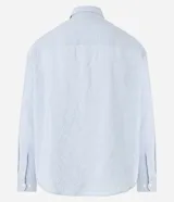 Camisa celeste de viscosa y poliéster con textura arrugada, cuello tradicional, manga larga y abotonadura frontal completa.