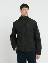 Campera de abrigo color marrón, con cierre frontal, cuello alto y bolsillos con cierre en el pecho y los laterales.
