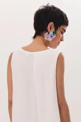 Par de aros colgantes con diseño floral, con flores de tela en tonos verde, lila, rosa y amarillo.