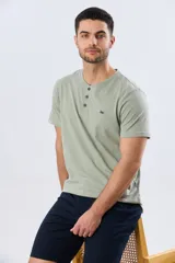 Remera básica de manga corta y cuello redondo, color bordó, con cartera de botones en el pecho y pequeño bordado al tono.