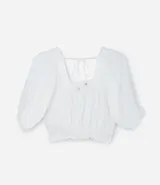 Blusa blanca de twill de viscosa, con escote cuadrado, mangas cortas abullonadas con elástico y volado, elástico en el bajo, y lazo en la espalda.