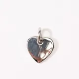 Dije de plata 925 con forma de corazón.