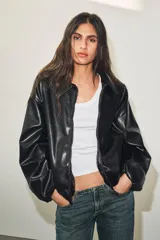 Jeans de tiro bajo color azul oscuro, con cinco bolsillos y cierre frontal de cremallera, botón interior y gancho metálico.