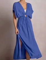 Vestido midi túnica color azul de la marca Elan, de corte holgado con escote en V profundo y mangas mariposa. Cuenta con una argolla central forrada que une el fruncido del busto y genera sutiles aberturas cut-out en la cintura. Presenta cintura elastizada y falda fluida con tajo lateral.