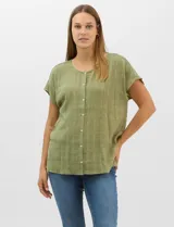 Blusa de corte fluido confeccionada en algodón con tejido texturizado de sutil patrón a cuadros. Presenta mangas cortas caídas, escote redondo y cierre frontal completo con botones.