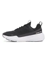 Championes de entrenamiento Under Armour Project Rock BSR 5, color negro con suela blanca. Presentan una parte superior de malla transpirable con revestimientos de gamuza, mediasuela Charged Cushioning para amortiguación reactiva y tecnología UA TriBase para mayor estabilidad y contacto con el suelo.