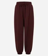Pantalón balloon de modal color bordó, de corte amplio en las piernas con botamangas ajustadas, cintura con cordón ajustable y bolsillos funcionales.