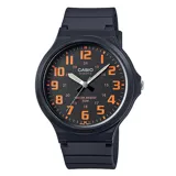Reloj analógico Casio con caja y correa de resina negra. Esfera negra con números arábigos grandes en color naranja brillante, incluyendo indicadores de 24 horas. Posee agujas blancas y naranjas, y es resistente al agua hasta 50 metros.