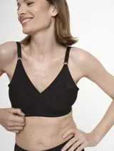 Soutien blanco de microfibra con detalle de encaje en el escote, breteles regulables y sin aro.