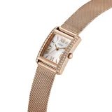 Reloj analógico Guess modelo Bonnet con caja rectangular de acero inoxidable en tono oro rosa. Presenta una esfera blanca con números romanos y detalles de cristales engastados en los laterales de la caja. Incluye una correa de malla metálica ajustable en tono oro rosa.