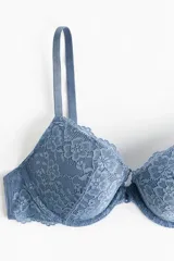 Soutien push-up de encaje celeste con aros y copas acolchadas que realzan el busto y el escote. Breteles ajustables y cierre de corchetes en la espalda.