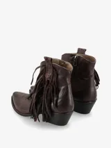 Botineta de cuero estilo western con flecos laterales, taco cuadrado y punta fina.