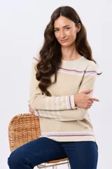 Buzo tejido de algodón con diseño a rayas en tonos beige, blanco y lila, de manga larga y cuello redondo, con calce relajado.