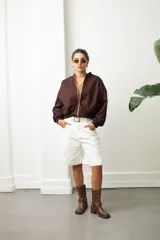 Campera bomber de gamuza con estampado animal print en tono bordó, cierre frontal dorado y puños y cintura de tejido elástico negro.