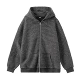 Campera con capucha y cierre frontal, de tejido grueso color gris oscuro con rayas horizontales finas en blanco. Presenta cuello alto y puños y cintura acanalados.