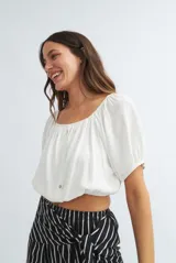 Blusa roja con escote cuadrado, mangas cortas abullonadas y cierre frontal con botones.