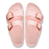 Sandalias Birkenstock modelo Arizona Big Buckle de material EVA color rosado claro, con dos correas ajustables y hebillas grandes traslúcidas.