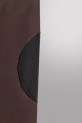 Pantalón de entrenamiento slim fit Zara Athleticz color negro, confeccionado en tejido técnico ligero y elástico con estructura combinada a contraste. Cuenta con cintura elástica ajustable con cordón, bolsillos frontales y trasero con cierre de cremallera, y bajo ajustable con cremallera en los laterales.