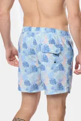 Short de baño celeste con estampado tropical de hojas en tonos azules y rosados, con cintura elastizada y cordón ajustable.