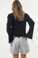 Short de jean plateado con terminaciones desflecadas.