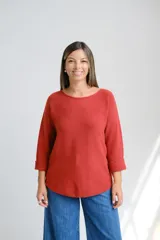 Sweter de punto color terracota, con escote a la base y mangas largas. Presenta un diseño holgado y versátil, ideal para uso diario.