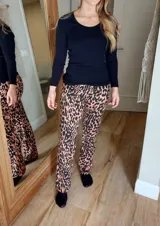 Pantalón de pijama de corte recto con estampado animal print en tonos beige y negro. Cuenta con cintura elástica para mayor comodidad.