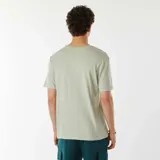 Camiseta verde con cuello redondo y estampado con la frase "Los Angeles U.S. of America" en el pecho.