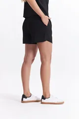 Short negro de cintura elastizada con lazo regulable.