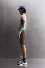 Mallas cortas de running confeccionadas en tejido técnico elástico, con cintura elástica ajustable mediante cordón interior y bajo con aplicación de silicona antideslizante. Presenta detalle de logo estampado en la pernera.